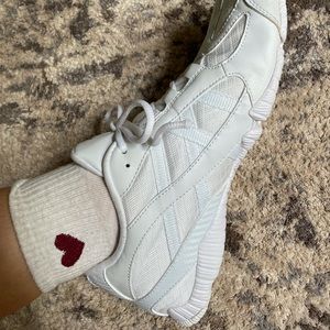 Cheer shoes